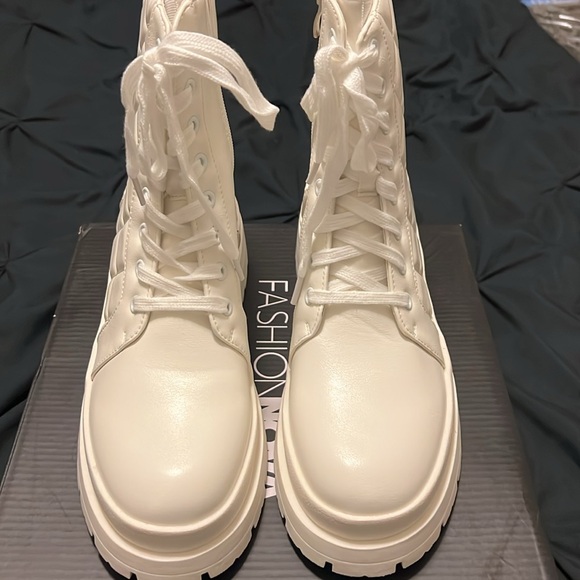 Brand New White Quilted Fashion Nova Boots - Picture 3 of 3